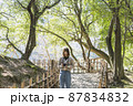 日本庭園を散策して写真を撮るカメラ女子 87834832