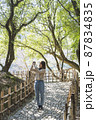 日本庭園を散策して写真を撮るカメラ女子 87834835
