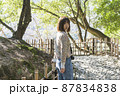 日本庭園を散策して写真を撮るカメラ女子 87834838