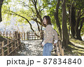 日本庭園を散策して写真を撮るカメラ女子 87834840