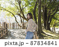 日本庭園を散策して写真を撮るカメラ女子 87834841