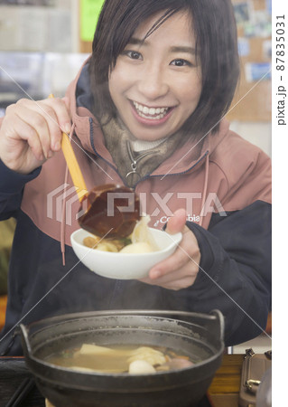 山小屋でなべ焼きを食べる若い女性 山小屋でなべ焼きを食べる若い女性 87835031