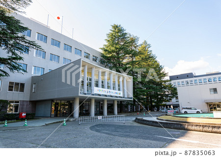 福島県福島市　快晴の福島県庁 87835063