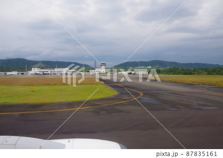 奄美大島空港 飛行機 滑走路 離陸 鹿児島県 空港 奄美大島空港 飛行機 滑走路 離陸 鹿児島県 空港 87835161