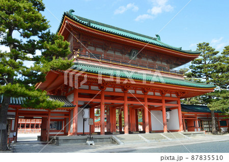 早春の午後に参拝した京都市平安神宮の應天門 87835510