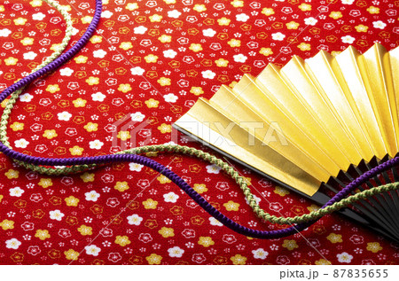 縮緬と金扇子の背景素材 87835655