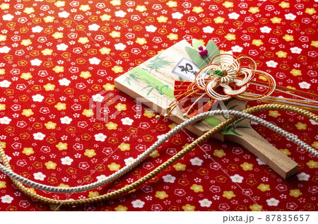 縮緬と羽子板の背景素材 縮緬と羽子板の背景素材 87835657