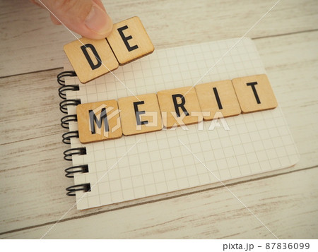 ノートにDEMERITデメリットの単語 ノートにDEMERITデメリットの単語 87836099