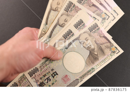 たくさんのお金 87836175