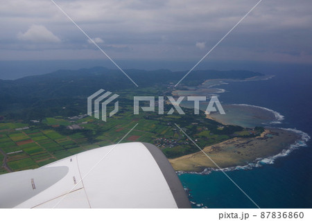 奄美大島　離陸後の島の景色　機窓からの綺麗な海 87836860