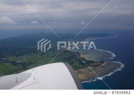 奄美大島　離陸後の島の景色　機窓からの綺麗な海 87836862