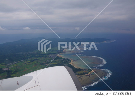 奄美大島　離陸後の島の景色　機窓からの綺麗な海 87836863