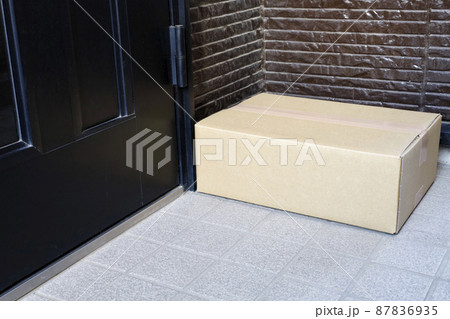 ドア前に届いた置き配 ドア前に届いた置き配 87836935