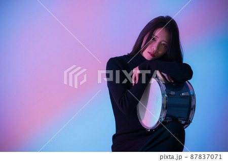 女性　ミュージック 87837071