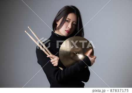 女性 シンバル 女性 シンバル 87837175