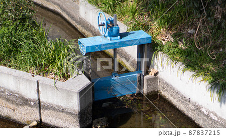 小川で使われる農業用の水門 87837215