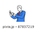 スマートフォンを手にするビジネスマン  87837219