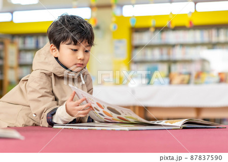 男の子 読書 図書館 87837590