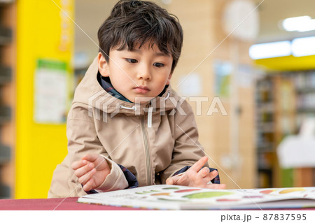 男の子 子供 読書 87837595