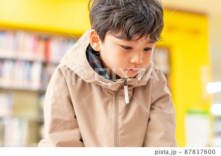 男の子 子供 図書館 87837600