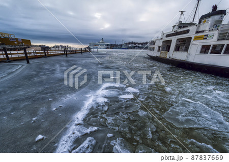 フィンランド ヘルシンキ 凍結したヘルシンキ港 / Helsinki, Finland 87837669