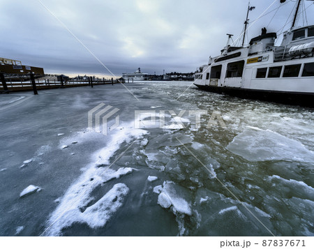フィンランド ヘルシンキ 凍結したヘルシンキ港 / Helsinki, Finland 87837671