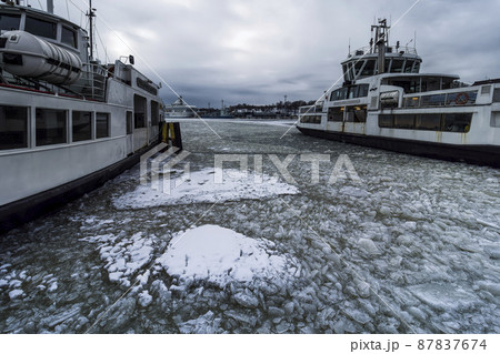 フィンランド ヘルシンキ 凍結したヘルシンキ港 / Helsinki, Finland 87837674