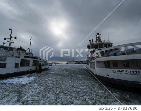 フィンランド ヘルシンキ 凍結したヘルシンキ港 / Helsinki, Finland 87837680