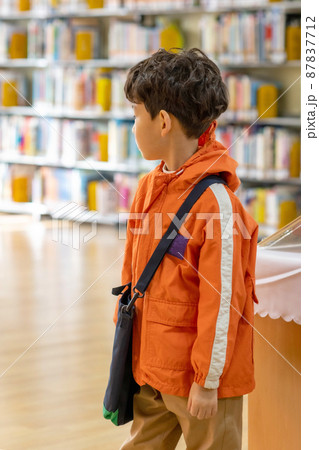 男の子 図書館 学生 87837712