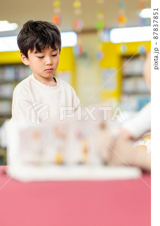 子供 男の子 読書 87837851