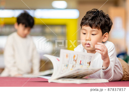男の子 読書 図書館 87837857