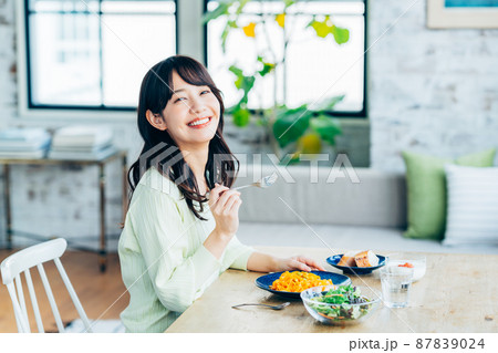 食事する若い女性 87839024