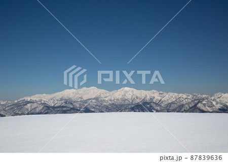 〔福井県・2月〕満天の青空 荒島岳山頂から眺める「雪平線」越しの白山連峰(左:白山、右:別山) 〔福井県・2月〕満天の青空 荒島岳山頂から眺める「雪平線」越しの白山連峰(左:白山、右:別山) 87839636