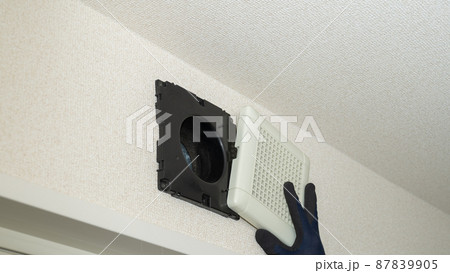 風呂の換気扇を設置・修理・清掃する作業員イメージ 87839905