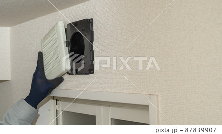 風呂の換気扇を設置・修理・清掃する作業員イメージ 風呂の換気扇を設置・修理・清掃する作業員イメージ 87839907