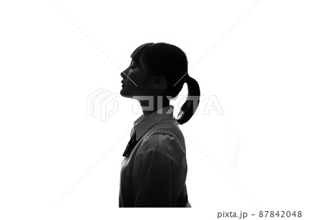 見上げる女子高校生の横顔 シルエットの写真素材 [87842048] - PIXTA