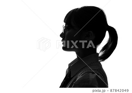 女子高校生の横顔 シルエットの写真素材