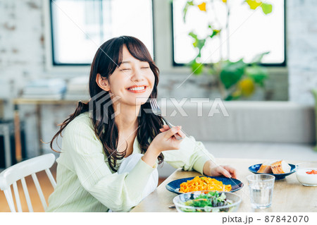 食事する若い女性 87842070