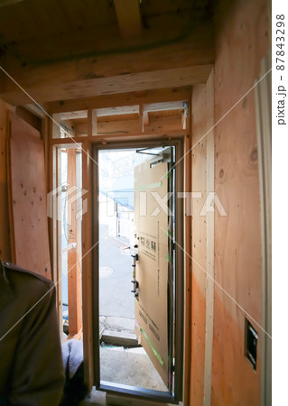 新築木造住宅 建築現場 玄関 新築木造住宅 建築現場 玄関 87843298