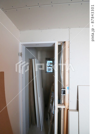 新築木造住宅　建築現場　トイレ 87843301