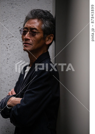 シニア男性 ポートレート 腕組み シニア男性 ポートレート 腕組み 87843899