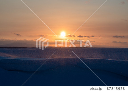 冬のオホーツク海 流氷と夕日(北海道・斜里町) 冬のオホーツク海 流氷と夕日(北海道・斜里町) 87843928