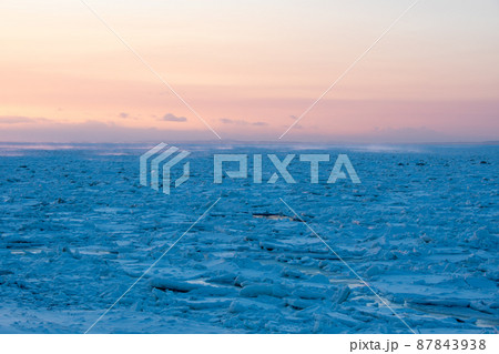 冬の夕暮れの流氷に覆われたオホーツク海（北海道・斜里町） 87843938