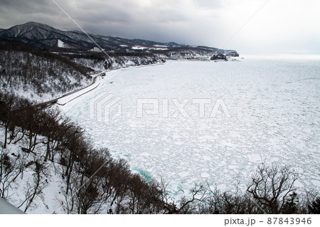 冬の知床・ウトロ　プユニ岬から見たオホーツク海の流氷（北海道・斜里町・ウトロ） 87843946