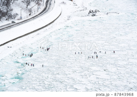 冬の知床・ウトロ　流氷ウォーク　オホーツク海の流氷の上を歩くアクティビティ（北海道・斜里町・ウトロ） 87843968