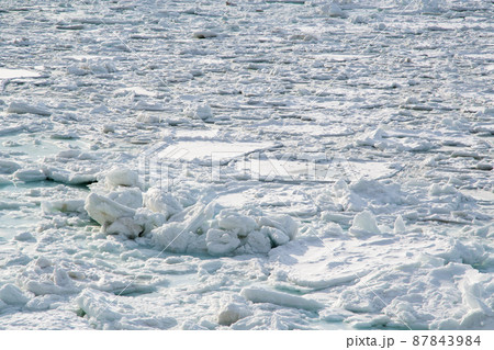 冬の知床・ウトロ　オホーツク海の流氷（北海道・斜里町・ウトロ） 87843984