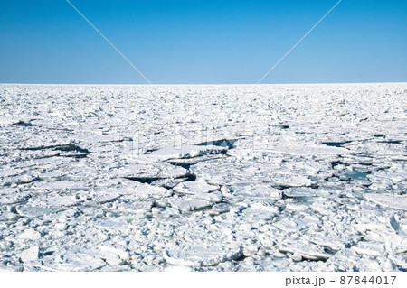 冬の知床・ウトロ　流氷のオホーツク海（北海道・斜里町・ウトロ） 87844017