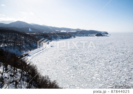 冬の知床・ウトロ　プユニ岬から見たオホーツク海の流氷（北海道・斜里町・ウトロ） 87844025