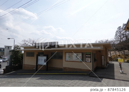 正面から見た箱根美術館の建物 87845126