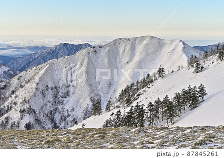 日本百名山剣山からの冬景色、「次郎笈」の朝 87845261
